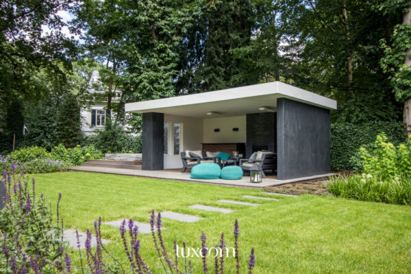 Bostuin met overkapping