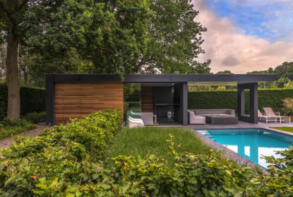 Tuin met modern poolhouse